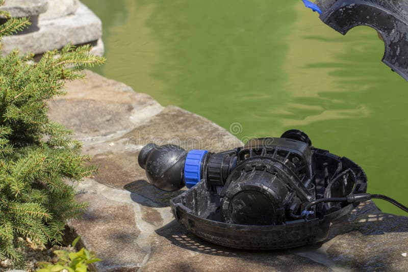 Kleine Wasserpumpe Für Den Trinkwasserbrunnen Stockbild - Bild von