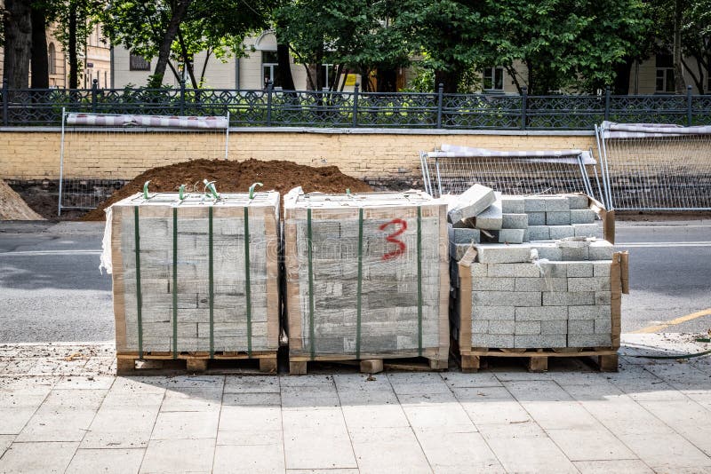 Reparatur des Bürgersteigs, Ersatz von Fliesen in der Stadtstraße lizenzfreies stockfoto Reparatur des Bürgersteigs, Ersatz von Fliesen in der Stadtstraße lizenzfreies stockfoto