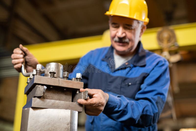Reparatur des Generators stockfotos
