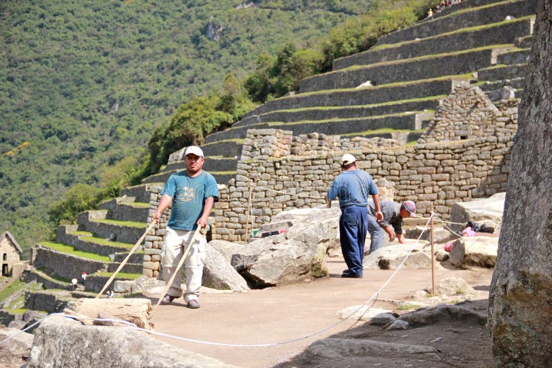 Reparatur und Erhaltung auf Machu Picchu stockfotos Reparatur und Erhaltung auf Machu Picchu stockfotos