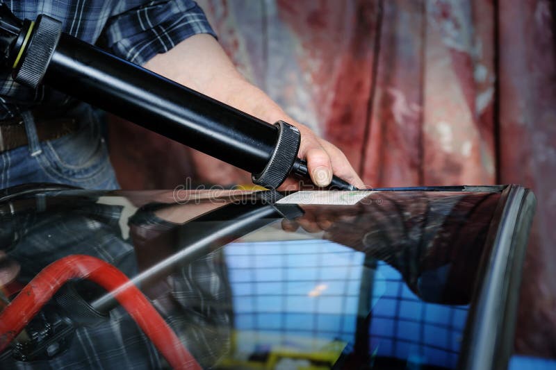 Reparatur und Ersatz der Windschutzscheibe des Autos stockfoto Reparatur und Ersatz der Windschutzscheibe des Autos stockfoto