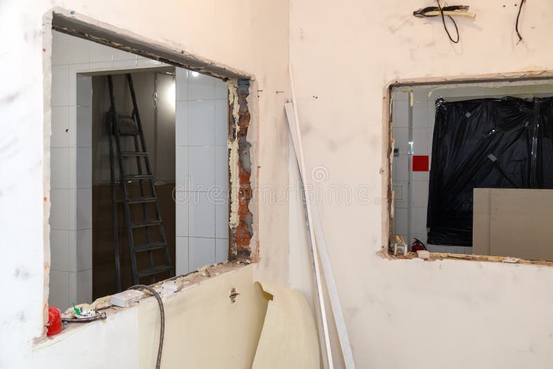 Reparatur- und Ersatzfenster im Bürogebäude, zerstörten Fensterfächer von Ziegelsteinen, Fliesen Konzeptbauteam, stockfoto Reparatur- und Ersatzfenster im Bürogebäude, zerstörten Fensterfächer von Ziegelsteinen, Fliesen Konzeptbauteam, stockfoto