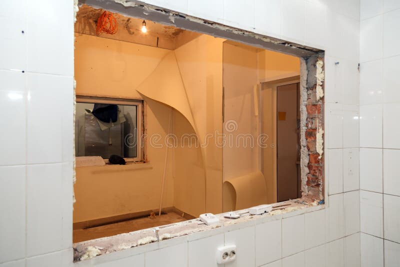 Reparatur- und Ersatzfenster im Bürogebäude, zerstörten Fensterfächer von Ziegelsteinen, Fliesen Konzeptbauteam, stockbild Reparatur- und Ersatzfenster im Bürogebäude, zerstörten Fensterfächer von Ziegelsteinen, Fliesen Konzeptbauteam, stockbild