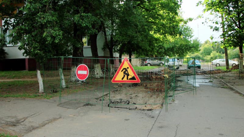 Reparatur und Wiederaufbau von alten Asphalt auf der Straße im Hof des Hauses Autos geparkt werden. Zäunung und