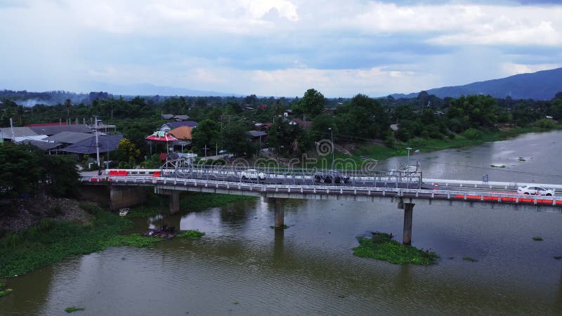 Reparação de uma ponte de betão sobre um rio no campo.