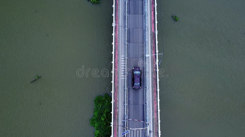 Reparação de uma ponte de betão sobre um rio no campo.