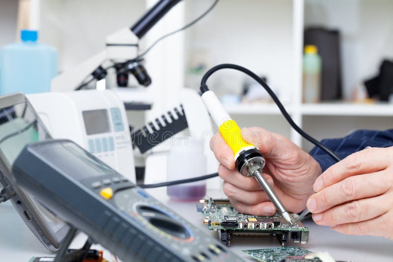Reparieren Sie die elektronischen Geräte und Teile löten