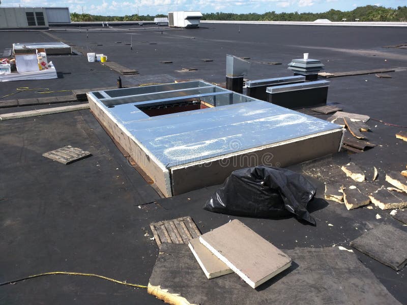 Reparos de telhado comerciais em andamento no telhado de EPDM; Envolvimento do freio da C.A.