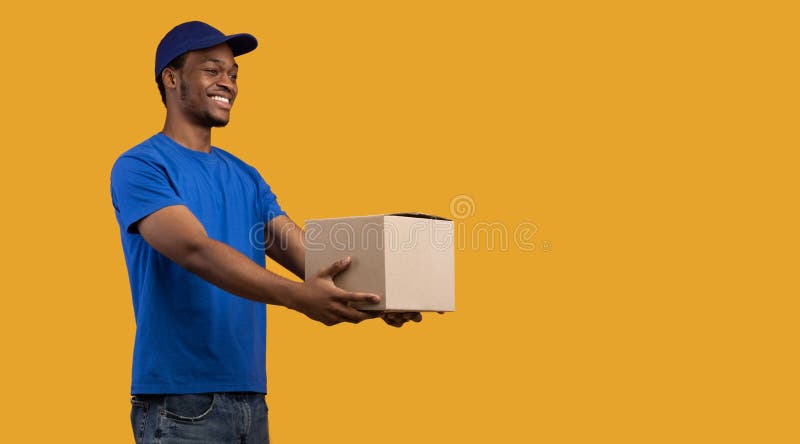 Repartidor negro sosteniendo una caja de cartón dándola a un lado