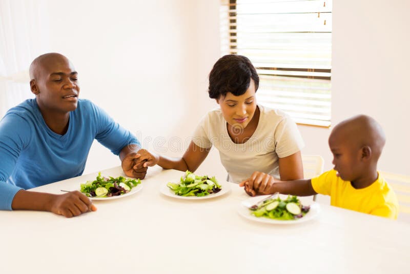 Repas De Prière De Famille Africaine Image stock Image du repas