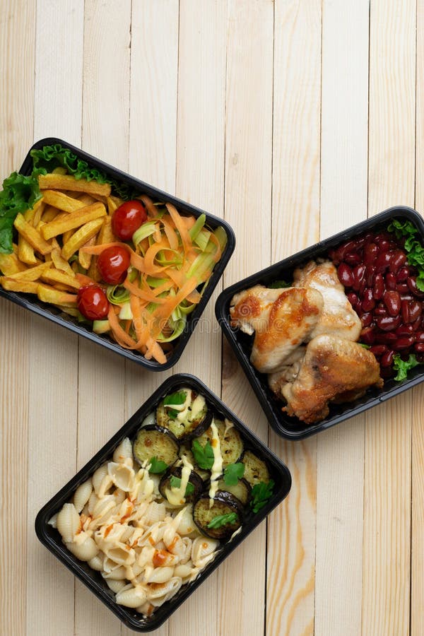 Repas pr?t ? manger sur la table en bois, haricots rouges, ailes de poulet cuites au four, aubergines, courgette photo stock Repas pr?t ? manger sur la table en bois, haricots rouges, ailes de poulet cuites au four, aubergines, courgette photo stock