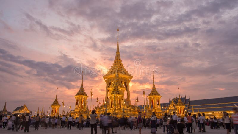 Repliki królewskie krematorium króla Bhumibol Adulyadej Pra May Ru Maat w Sanam Luang na ceremonię królewskiego pogrzebu 15 obraz stock Repliki królewskie krematorium króla Bhumibol Adulyadej Pra May Ru Maat w Sanam Luang na ceremonię królewskiego pogrzebu 15 obraz stock