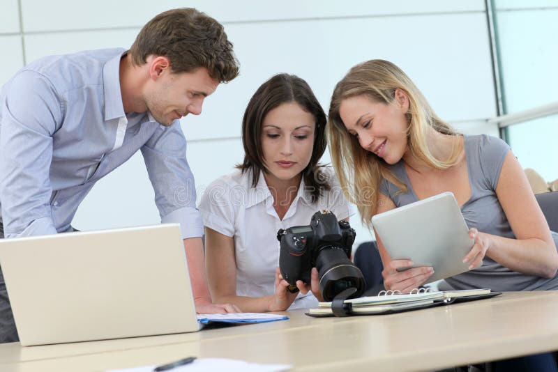 Reporter della foto che per mezzo dei dispositivi digitali fotografia stock libera da diritti Reporter della foto che per mezzo dei dispositivi digitali fotografia stock libera da diritti