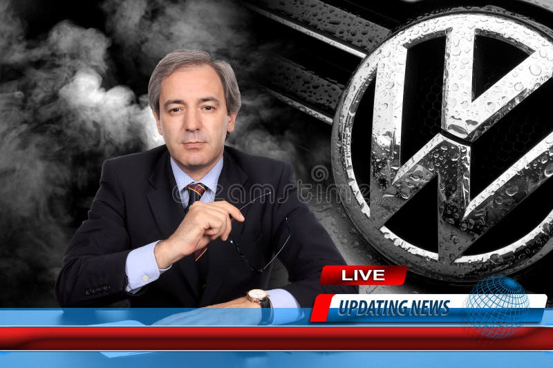 Reporter di notizie della TV sullo scandalo di frode di Volkswagen fotografia stock libera da diritti Reporter di notizie della TV sullo scandalo di frode di Volkswagen fotografia stock libera da diritti