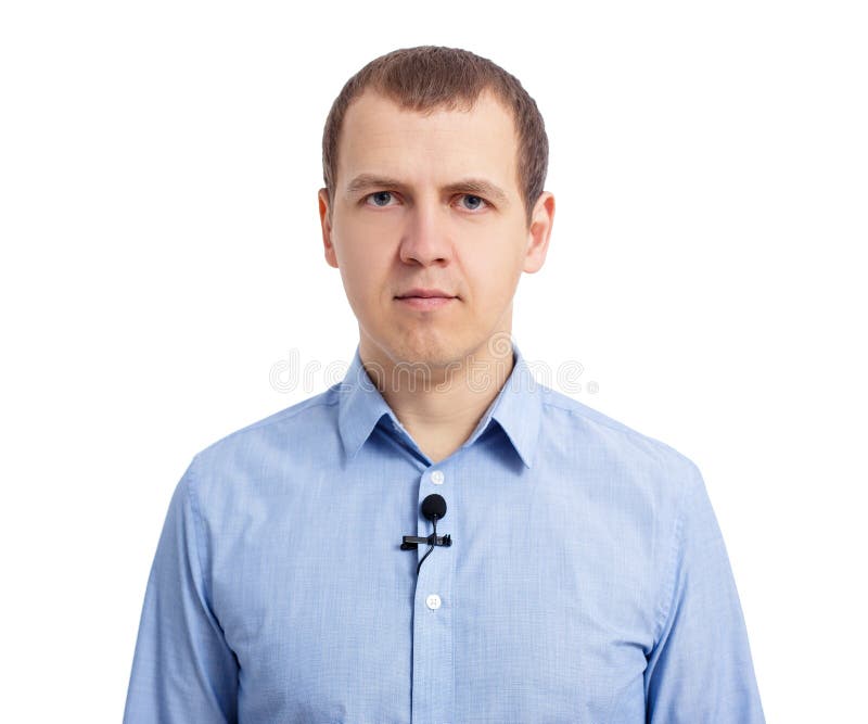 Reporter eller nyhetsaster med liten lavaliermikrofon på sin skjorta isolerad på vitt