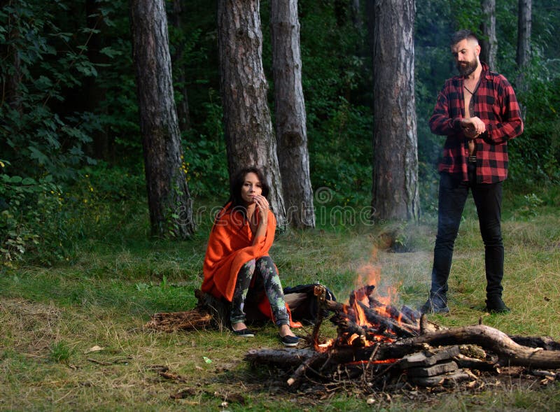 Reposez extérieur, hausse, pique-nique, barbecue, vacances Hippie avec le visage triste images libres de droits Reposez extérieur, hausse, pique-nique, barbecue, vacances Hippie avec le visage triste images libres de droits