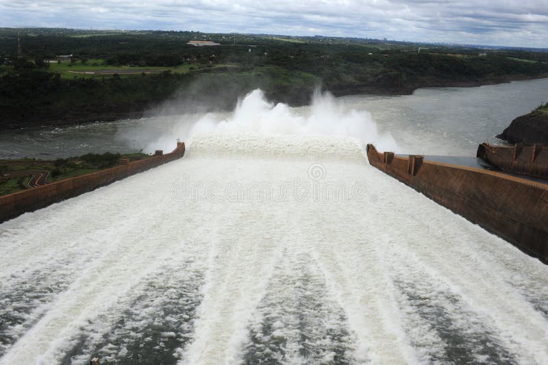 Represa das energias hidráulicas de Itaipu imagem de stock royalty free Represa das energias hidráulicas de Itaipu imagem de stock royalty free