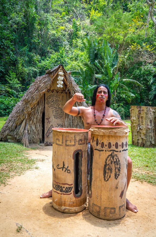 Representación De Indios Taínos Cerca De La Cueva De La India En Cuba