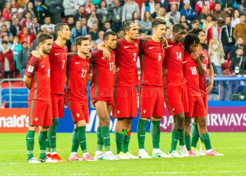 Capitã Nacional De Futebol Portugal Cristiano Ronaldo Contra Chile  Midfielder Mauricio Isla Durante Xícara De Confederação De Fifa Imagem  Editorial - Imagem de caldeira, futebolista: 207477780