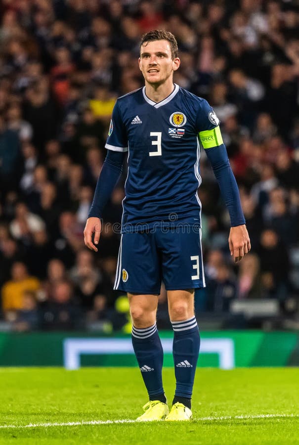 Reprezentacja szkocji w piłce nożnej kapitan andrew robertson podczas meczu kwalifikacyjnego uefa euro 2020 szkotland vs rosja w g