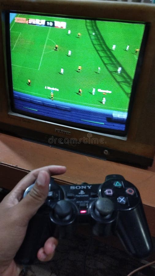 Jovem Jogando Seu Videogame De Playstation 4 Na Televisão Na Sala De Estar.  Fotografia Editorial - Imagem de posse, homem: 208047252