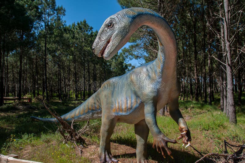 Reproducci?n De Un Dinosaurio En Dino Park, Portugal, En Tama?o Real Foto  de archivo editorial - Imagen de piel, dinosaurio: 146462508