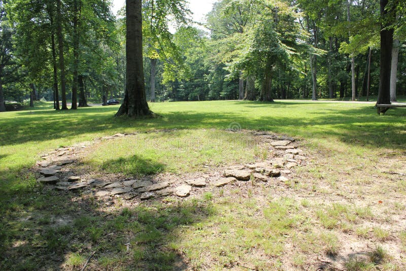 Reproducción de círculos de piedra de 2000 años en el fuerte antiguo, Ohio fotografía de archivo libre de regalías Reproducción de círculos de piedra de 2000 años en el fuerte antiguo, Ohio fotografía de archivo libre de regalías