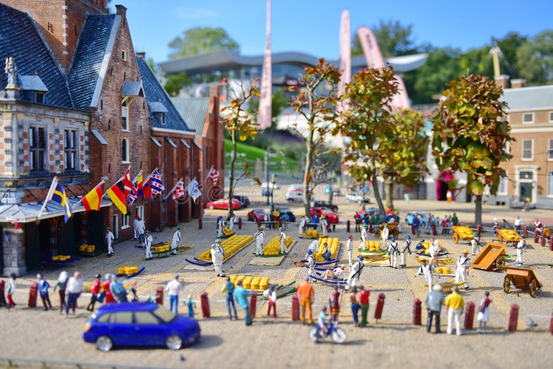 Reproducción escalada del mercado del queso de Alkmaar en el parque de la miniatura de Madurodam foto de archivo Reproducción escalada del mercado del queso de Alkmaar en el parque de la miniatura de Madurodam foto de archivo