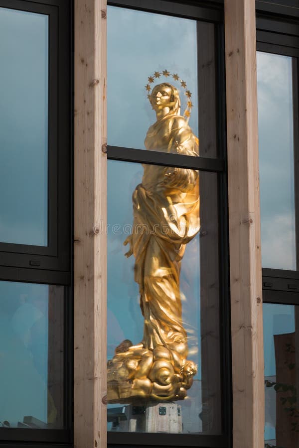 Reproduction de statue de Madonnina reflétée en verre de Windows image stock Reproduction de statue de Madonnina reflétée en verre de Windows image stock