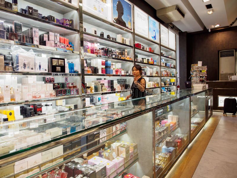 Représentant de ventes au magasin exempt d'impôt de parfum, Paris, France images stock Représentant de ventes au magasin exempt d'impôt de parfum, Paris, France images stock
