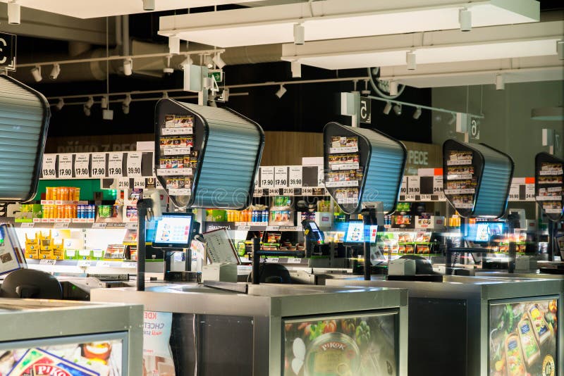 Représentant tchèque de Prostejov 8 septembre 2017 Vue sur des bureaux d'argent liquide dans le supermarché de Lidl sans des pers photo libre de droits Représentant tchèque de Prostejov 8 septembre 2017 Vue sur des bureaux d'argent liquide dans le supermarché de Lidl sans des pers photo libre de droits