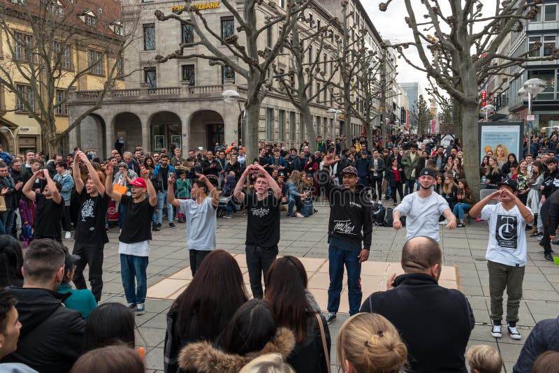 Représentation d'un groupe de danse de la jeunesse de rue sur le Roi historique central Street de Koenigstrasse de rue images libres de droits Représentation d'un groupe de danse de la jeunesse de rue sur le Roi historique central Street de Koenigstrasse de rue images libres de droits