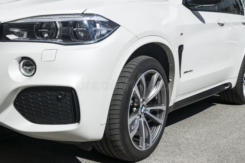 Représentation de BMW X5 M Roue de pneu et d'alliage phare Vue de face d'une voiture de sport de luxe moderne blanche Détails d'e photos libres de droits Représentation de BMW X5 M Roue de pneu et d'alliage phare Vue de face d'une voiture de sport de luxe moderne blanche Détails d'e photos libres de droits