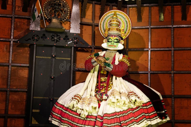 Représentation de danse de Kathakali au Kerala photographie stock libre de droits Représentation de danse de Kathakali au Kerala photographie stock libre de droits