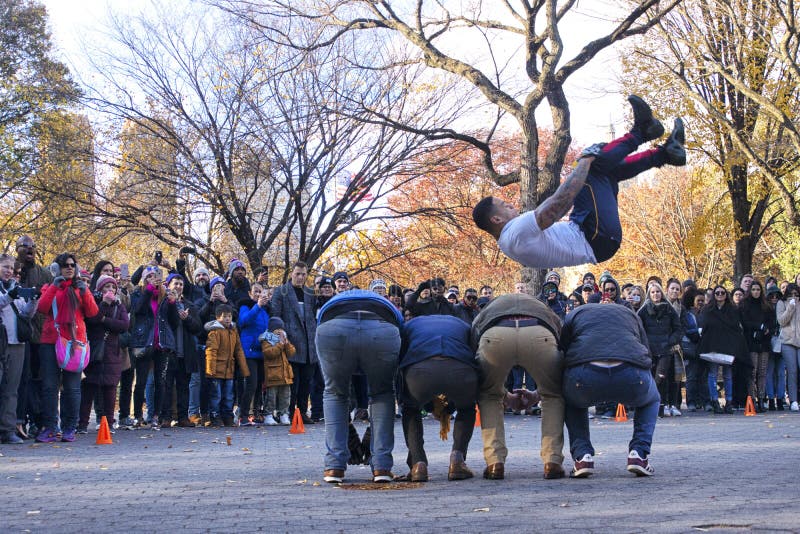 Représentation de rue de saut chez Central Park New York photos stock Représentation de rue de saut chez Central Park New York photos stock