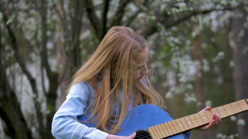 Représentation extérieure dans le groupe de musique de nature Les petites amies heureuses dansant et chantent des chansons jouant clips vidéos