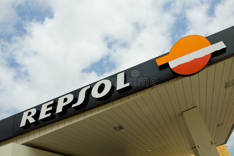 Repsol Filling Station editorial photography. Image of diesel 20137357