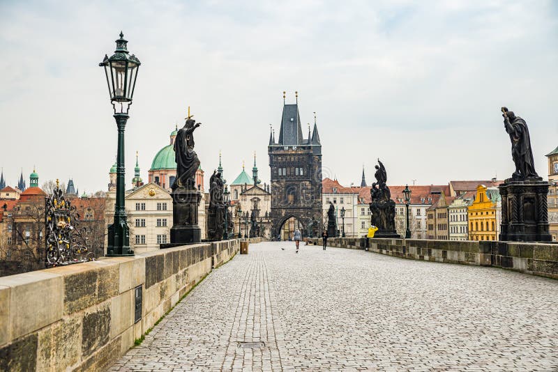 Repubblica ceca di praga 19 marzo 2020. statue di un ponte di charles senza turista durante il divieto di viaggio covid19