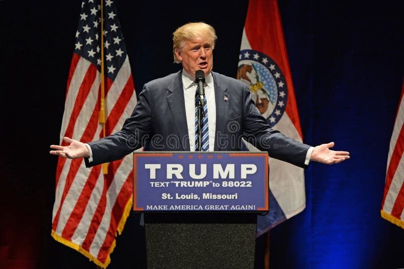Republikanischer Frontrunner Donald Trump, der mit Anhängern spricht stockfotos Republikanischer Frontrunner Donald Trump, der mit Anhängern spricht stockfotos