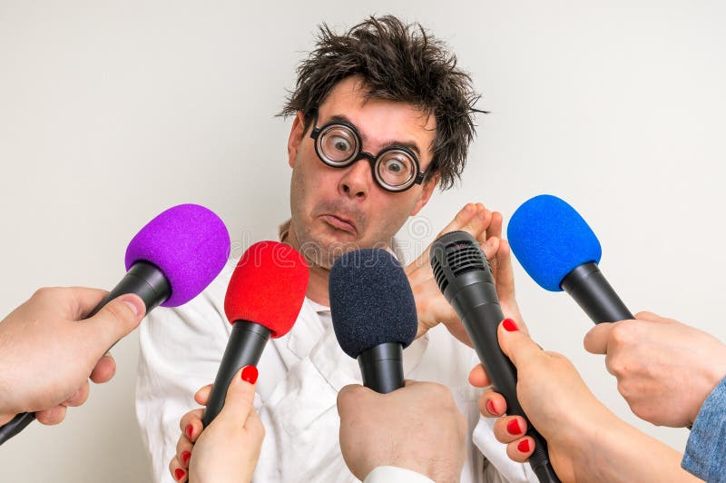 Repórteres que fazem a entrevista com cientista engraçado fotos de stock Repórteres que fazem a entrevista com cientista engraçado fotos de stock