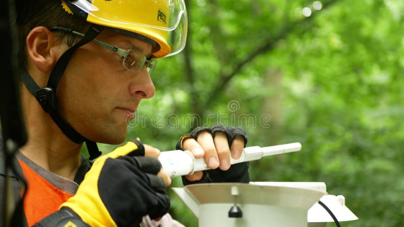 República brno czech 24 de septiembre de 2020 : protección de cabeza de casco de seguridad ocular trabajo de alta altitud trabajad