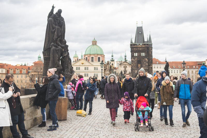 República Checa de Praga, Bohemia - diciembre de 2018: Turistas en el puente de Charles imágenes de archivo libres de regalías República Checa de Praga, Bohemia - diciembre de 2018: Turistas en el puente de Charles imágenes de archivo libres de regalías