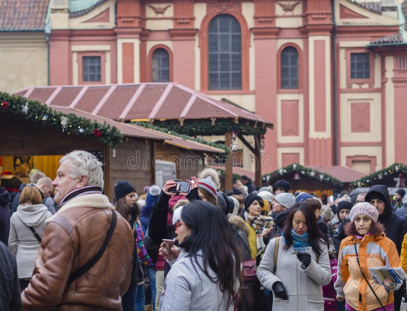 República Checa, Praga, ciudad vieja, el 2 de diciembre de 2017: decoración crowdy fotos de archivo República Checa, Praga, ciudad vieja, el 2 de diciembre de 2017: decoración crowdy fotos de archivo