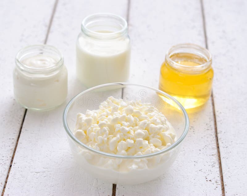 Можно ли мед с молоком при температуре. Молоко мед сметана. Молоко сметана творог мед. Творог с медом и молоком. Молоко и мёд кисломолочный продукт.