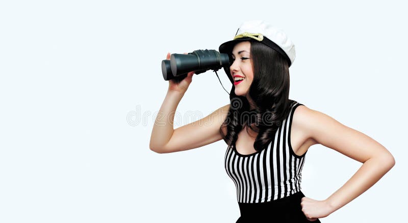 Resa, kryssa omkring, folkbegreppet - den nätta le kvinnabrunettsjömannen som ser till och med kikare, utvikningsbildstil royaltyfri fotografi