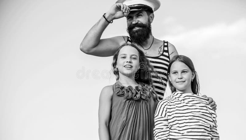 Resa runt i världen. sjöresa. Sommarreseplan. lycklig familj. Fadersjöman och döttrar utomhus. kapten arkivfoto
