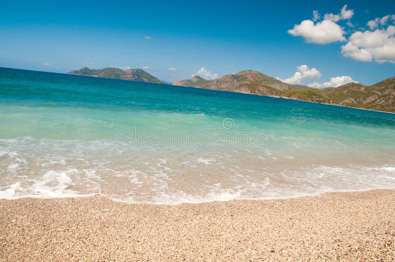 Resaca Y Arena Hermosas En Una Playa Del Océano Del Verano. Foto de