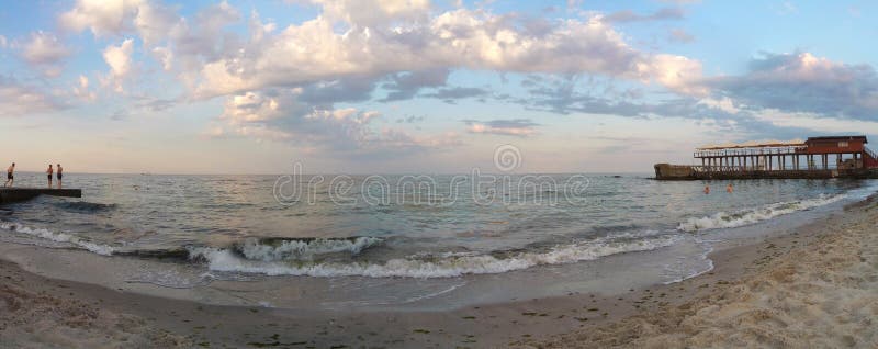 Resaca nublada el playa el Mar Negro Odessa Ukraine panorama junio de 2019 imagen de archivo Resaca nublada el playa el Mar Negro Odessa Ukraine panorama junio de 2019 imagen de archivo