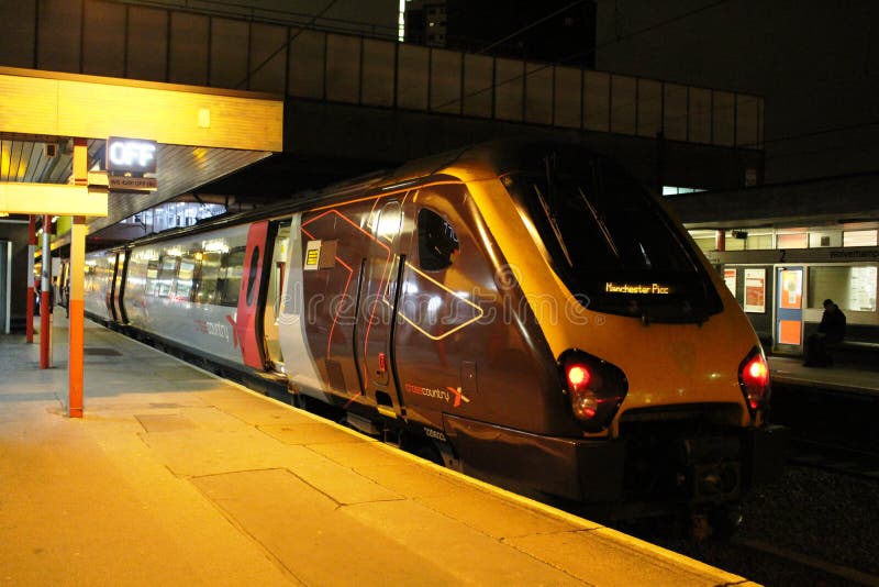 Resandedrev på den Wolverhampton stationen på natten arkivfoton