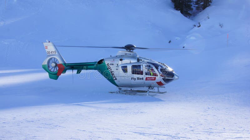 Rescate el helicóptero en el área del esquí de Nassfeld en Austria fotos de archivo libres de regalías Rescate el helicóptero en el área del esquí de Nassfeld en Austria fotos de archivo libres de regalías